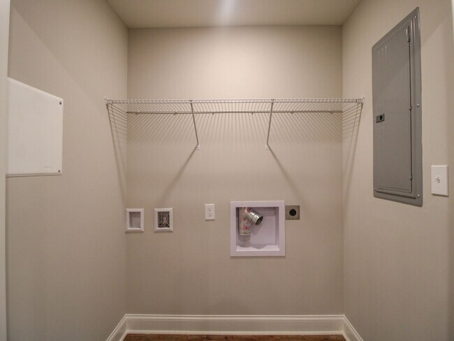 Building Photo - 4 BR - 3 Baths -  Cable, Internet & Lawn-care and Pest Control Included!