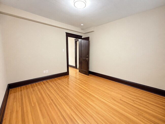 Building Photo - 4 Glade St