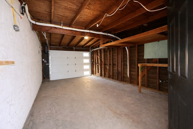 Building Photo - 4601 Almayo Ave