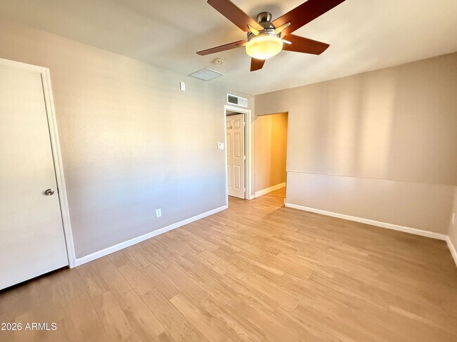 Building Photo - 5212 E Cambridge Ave