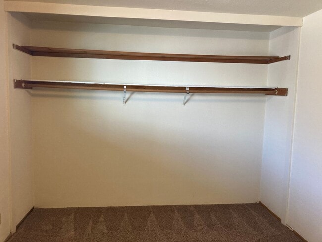 Building Photo - (WLO 13) Cozy 2 Bedroom, 1 Bath Just a Sto...