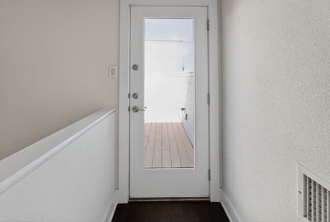 Building Photo - 4 Week Free Move-In Incentive!! Modern Luxury Townhome in Gated Community – Rooftop Balcony & Pre...