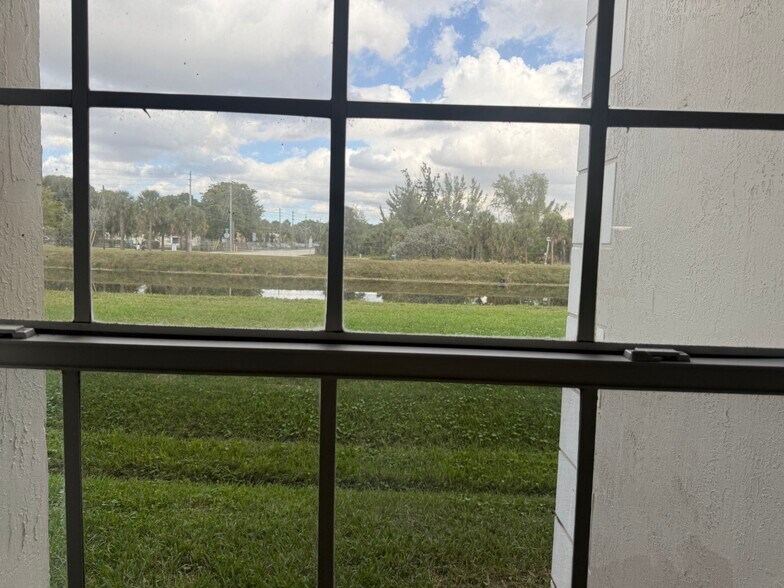 Building Photo - 2881 N Oakland Forest Dr