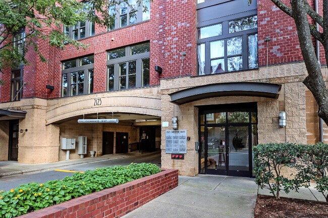 Building Photo - 2125 Southend Dr