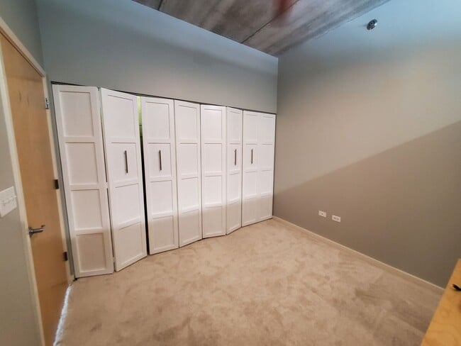 Building Photo - Amazing Views, Tons of Light and Space, an...