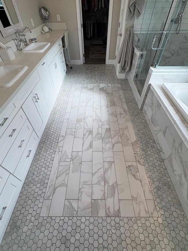 Building Photo - Remodeled Craftsman style 3 bedroom (with 4th office/bedroom), 3 bathroom home - this is NOT your...