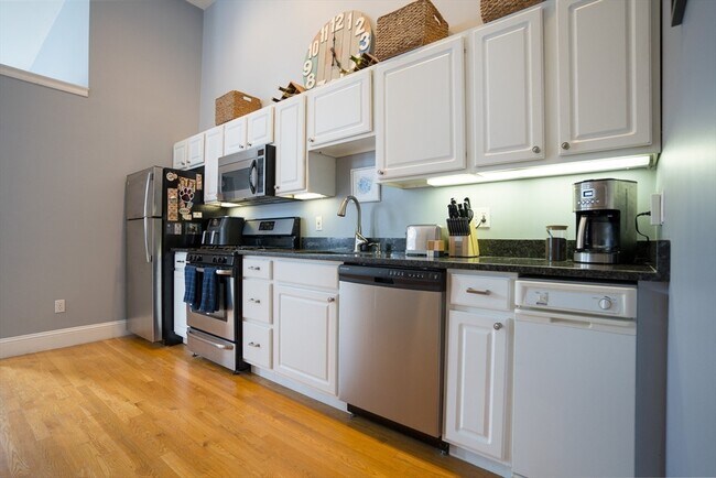 Building Photo - 352 W 3rd St