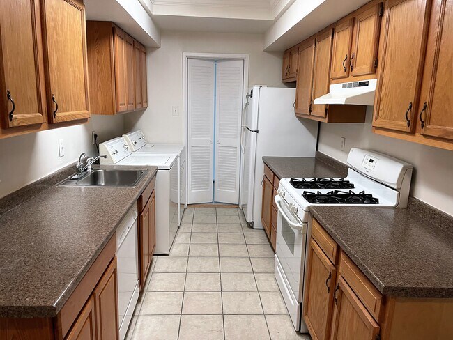 Kitchen - 10222 Prince Plz