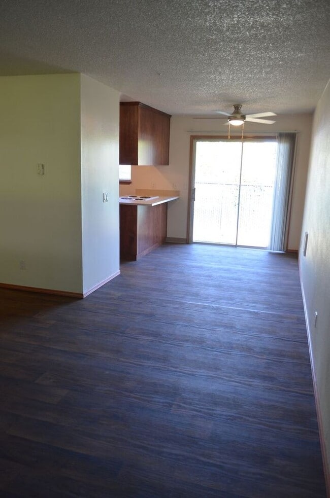 Building Photo - 3 bedroom, single level, with HUGE private yard!