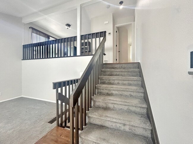 Building Photo - $0 DEPOSIT OPTION. DESIRABLE DAKOTA STATION SPLIT-LEVEL HOME WITH 3 BEDROOMS, 2 BATHS, AND SPACIO...