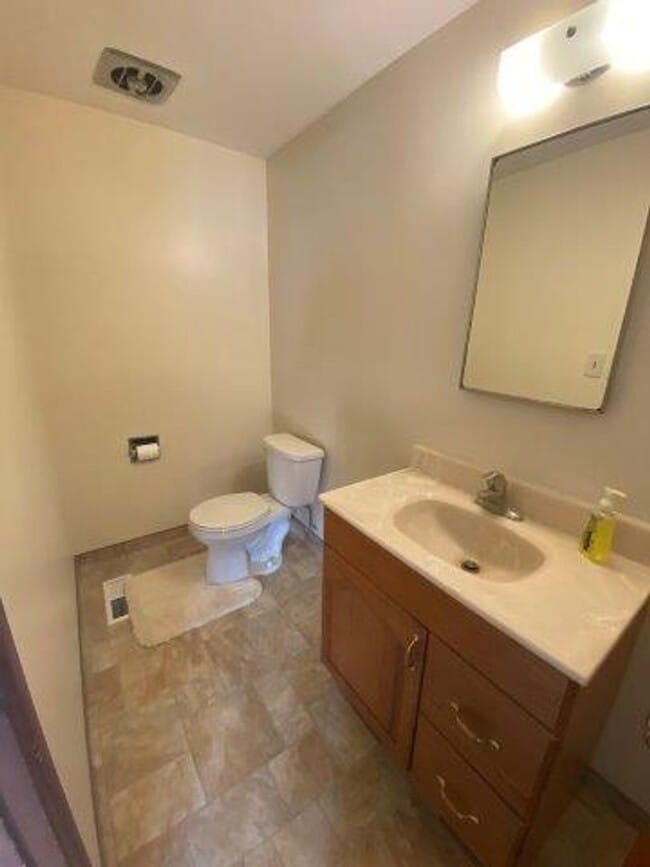 Building Photo - 4 Weeks Free Living! Cozy 3 Bed Home with ...
