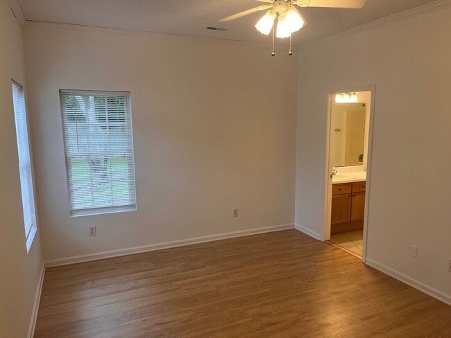 Building Photo - 3 Bedroom 2 bath Single Family Home locate...