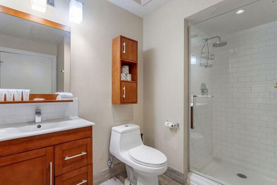 Building Photo - 925 Common St