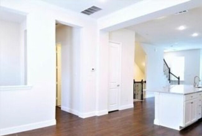 Building Photo - 517 W Royal Ln