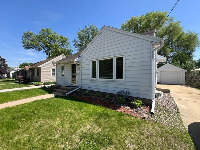 Building Photo - 2 Bed, 1 Bath Single-Family Home Close to ...