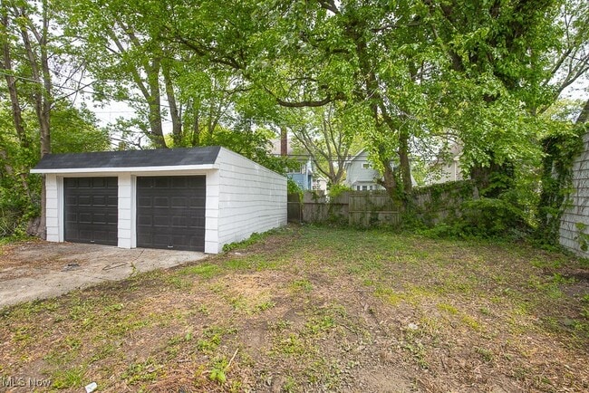 Building Photo - 15409 Grovewood Ave