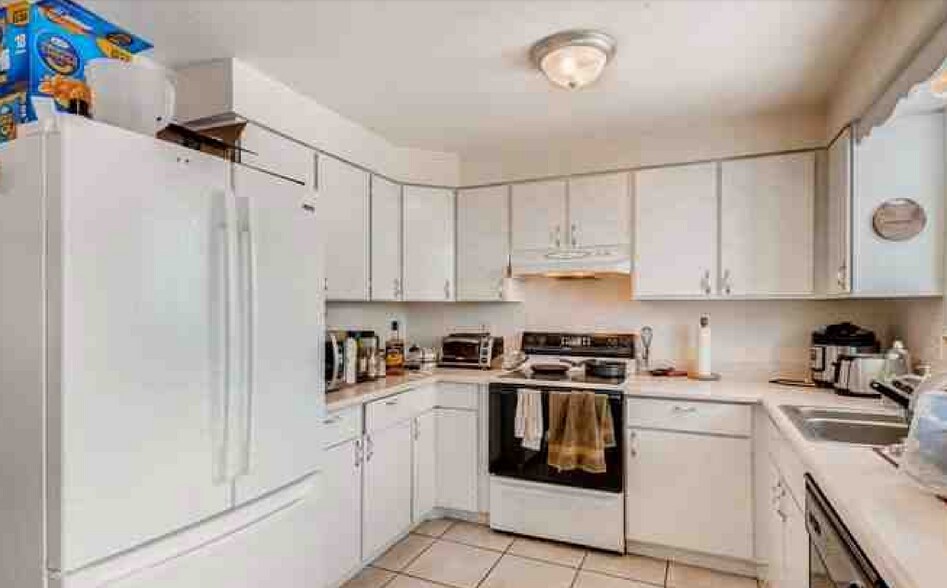 Bright kitchen - 1273 Moore st