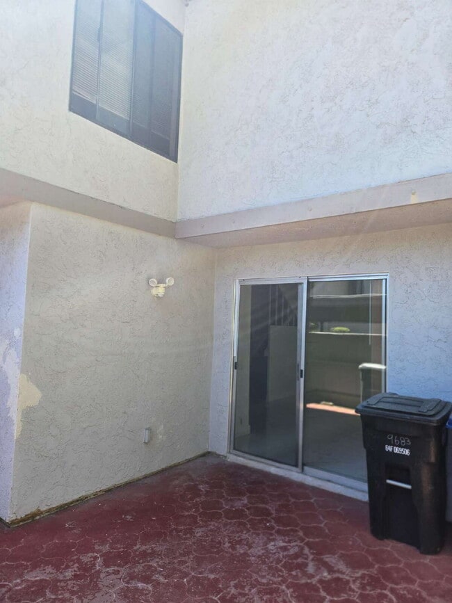 Building Photo - Spacious 3-bed, 2-bath condo is located in the heart of UTC, right on the UCSD bus line! It featu...