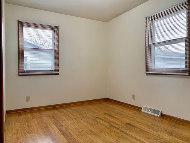 Building Photo - Three Bedroom Home in Kenowa Hills