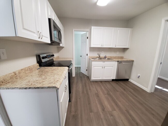 Building Photo - 2 Bedroom, 1 Bathroom Home with Yard - 7 M...
