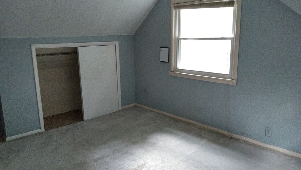 Large bedroom up stairs - 1537 Linden St
