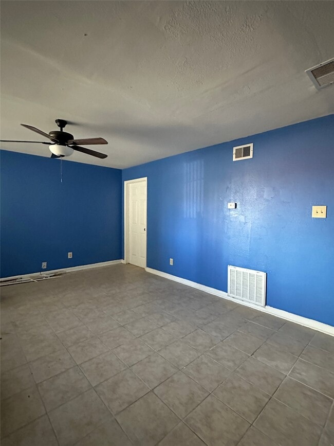 Building Photo - 516 Holiday Dr