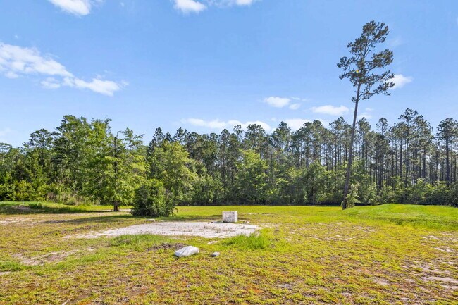 Building Photo - Large home only 10 minutes from Fort Stewart