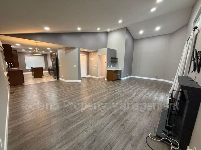 Building Photo - 921 Hickory Ave