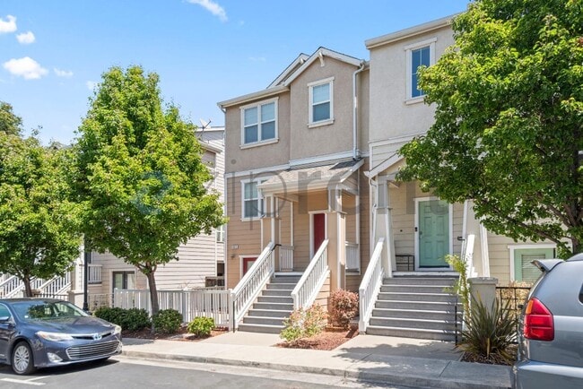 Building Photo - 1611 Summer Ln