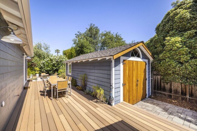 Building Photo - Beautifully Remodeled 4 Bed, 3 Bath Home w...