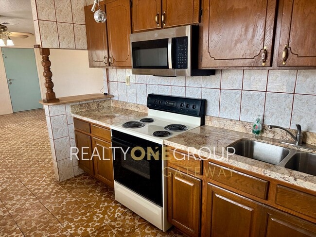 Building Photo - Compact 2 Bedroom 1 bath home with parking...