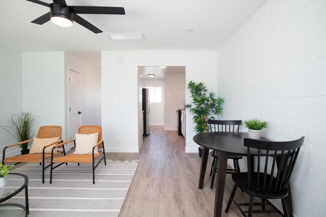 Building Photo - Oakdale Townhome Apartments