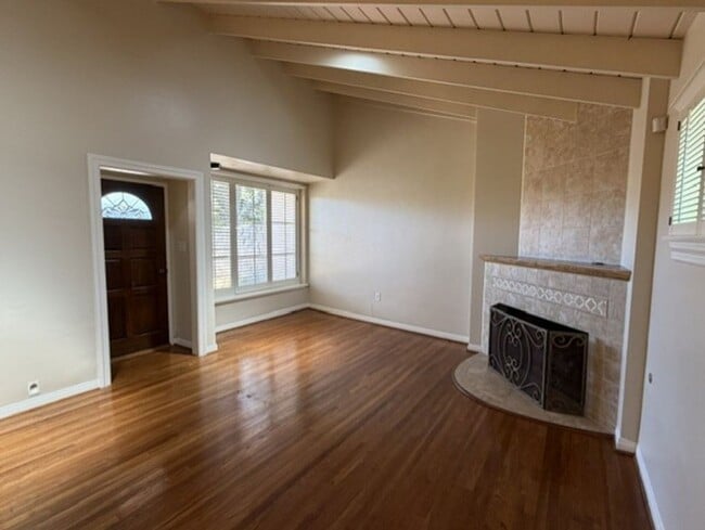Building Photo - Spacious & Charming 3 Bedroom and a Den Home with Beautiful Updates