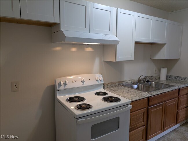 Building Photo - 595 Dayton St