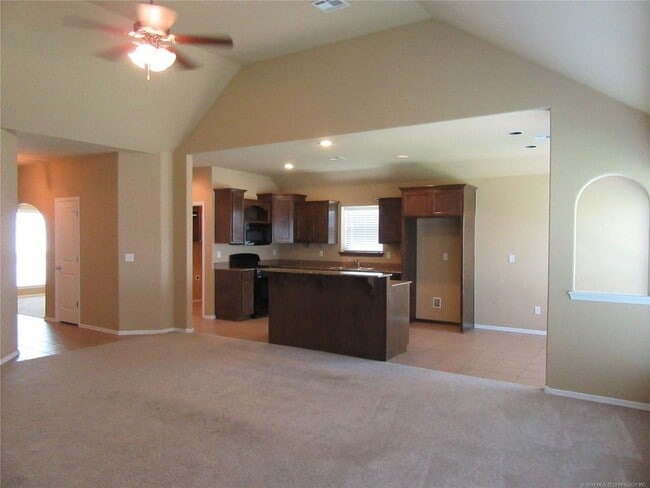 Building Photo - 4 Bed | 2 Bath in Owasso!