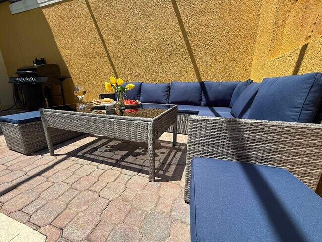 Building Photo - 4735 Vero Beach Pl