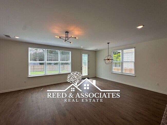 Building Photo - Newly Built Property with Convenient Midto...