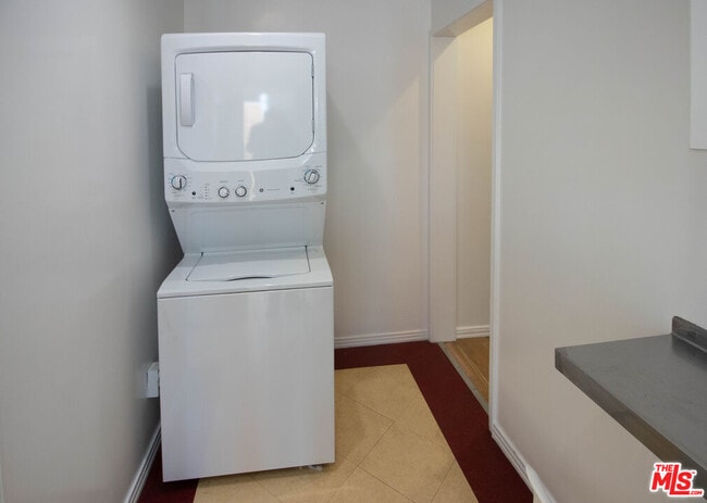 Building Photo - 2420 Teviot St