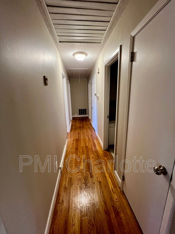 Building Photo - 528 Carolina Ave N