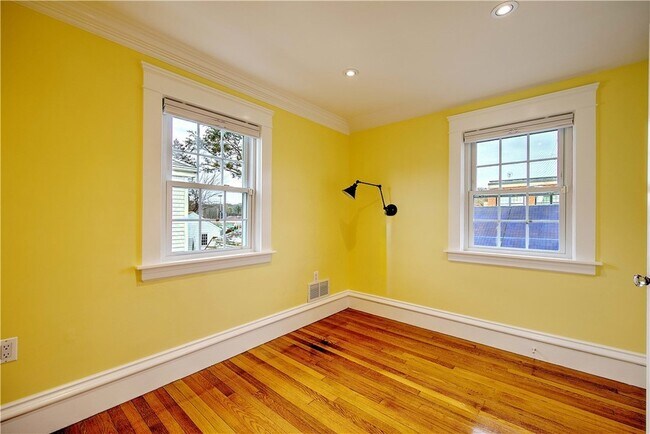 Building Photo - 11 Elmcroft Ave