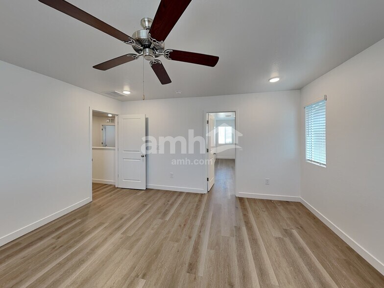 Building Photo - 9752 W Parkway Dr