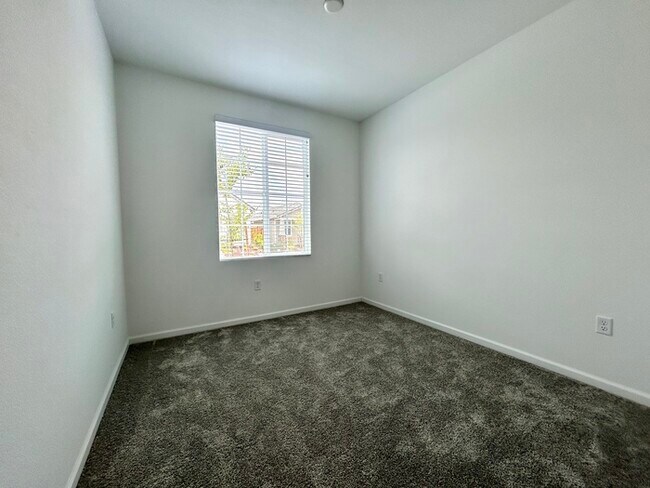 Building Photo - Beautiful Newer 4 Bedroom 3 Bathroom with ...
