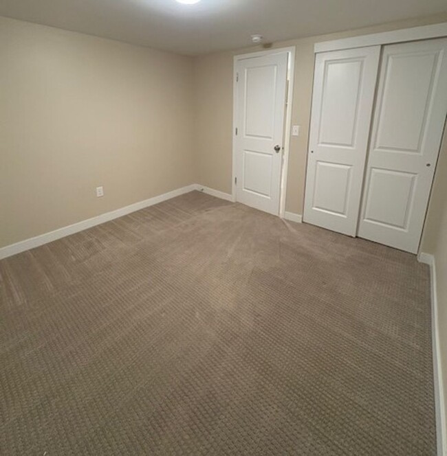 Building Photo - 4 Bedroom Townhome at Three Fountains in M...