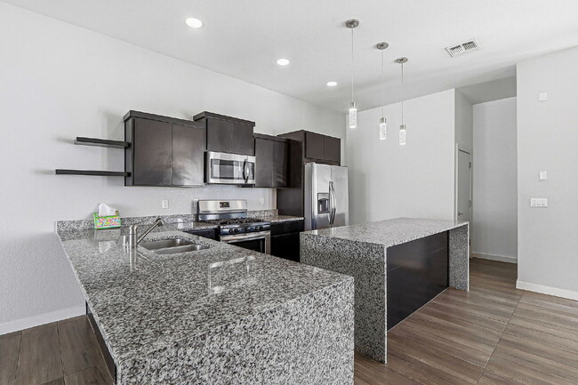 Building Photo - 4 bedroom with outdoor kitchen, fully landscaped in 79928