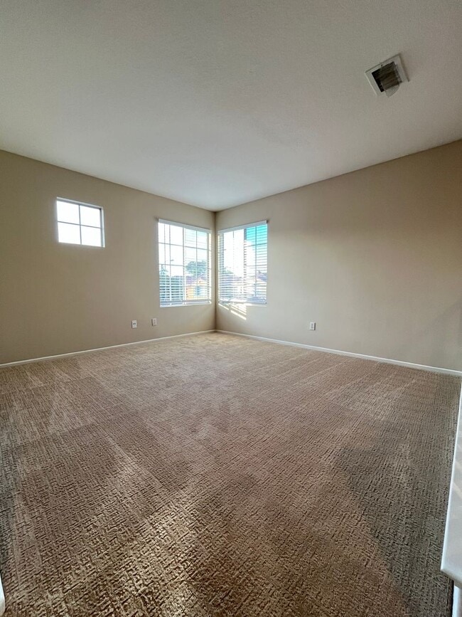 Building Photo - LOVELY 2 STORY DETACHED HOME WITH LARGE LOFT, DIRECT ACCESS 2 CAR GARAGE