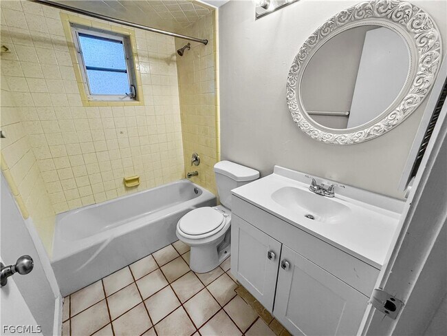 Building Photo - 206 SE 46th Ter