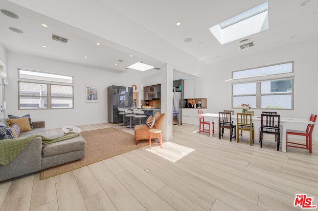 Building Photo - 728 W 37th St