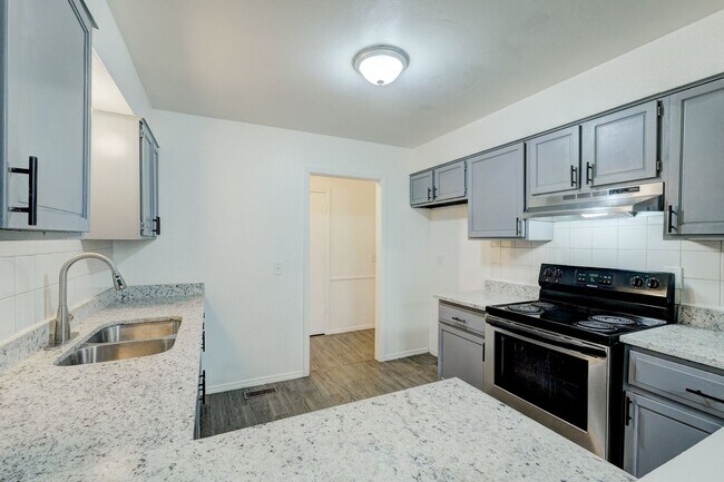 Building Photo - 3 bedroom 2.5 bath - NW Highway and Rockwell
