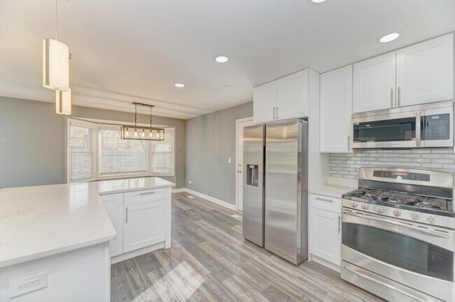 Building Photo - 585 Cambridge Way