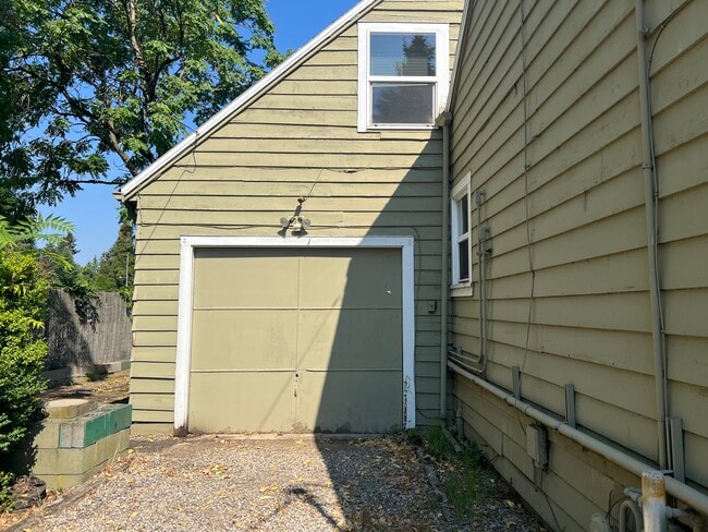 Building Photo - Spacious 2 Bed/ 1 Bath House For Rent!